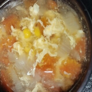 トマトと玉ねぎとコーンの卵とじコンソメスープ